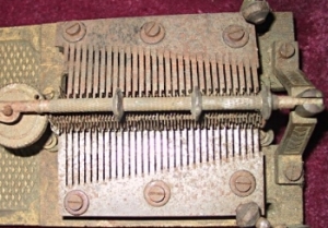 A box with a double comb